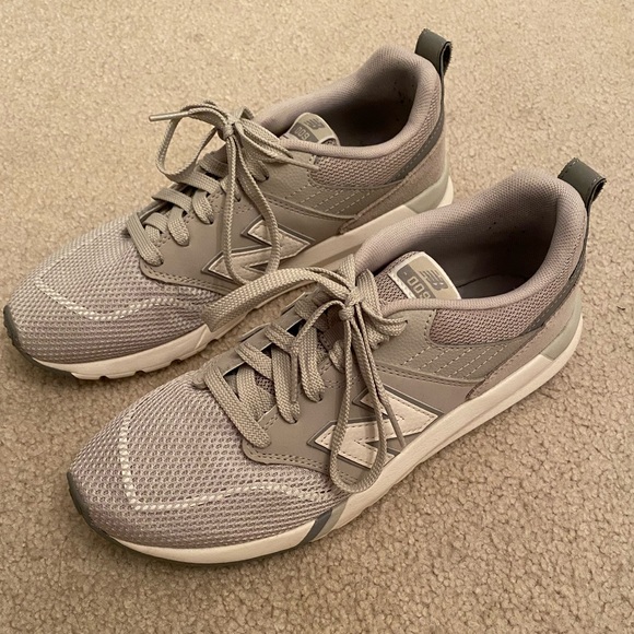 New Balance Shoes 9.5 - Picture 3 of 5